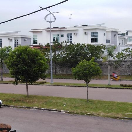 Dkamar Homestay At Desaru, Fully Aircond, Wifi, Coway, Street View 4 Min To Desaru Beach Kangkar Chemaran 外观 照片